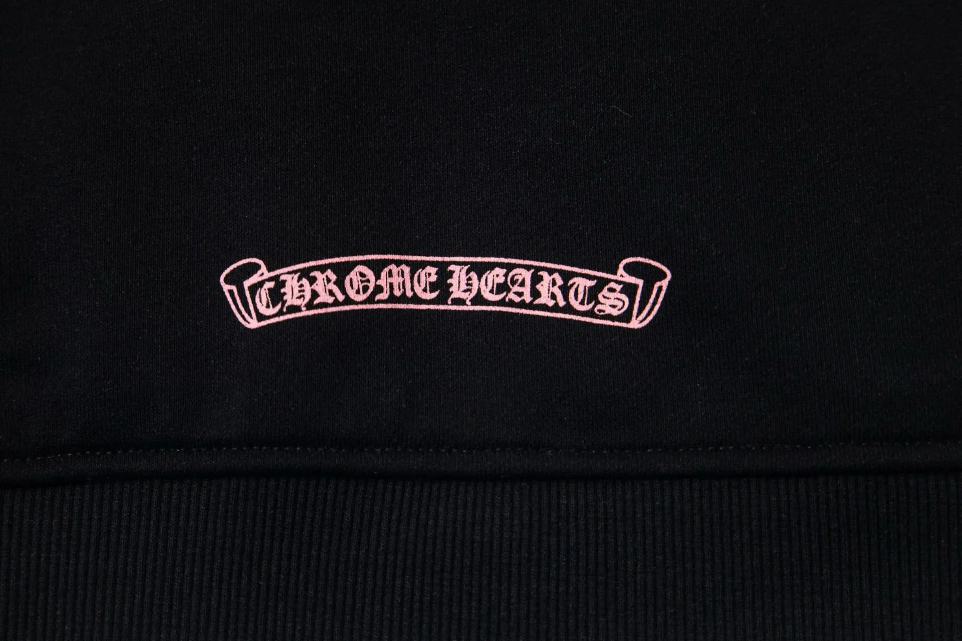 P290 model number: G503 Chrome Hearts DeadlyDoll co-branded new comic zipper long-sleeved hooded sweatshirt jacket 1️⃣ Purchased the original version, it is heavy enough and thick enough to feel heavy in the hand, the workmanship details are perfectly controlled, and the upper body effect is also very comfortable! 2️⃣ It is very youthful and energetic, and can be easily worn by both men and women. It is very in line with the fashion aesthetic concepts of today's young people, creating a casual and lazy fashion tone. It is a must-have for couples in autumn and winter! 3️⃣ Complete accessories, same style for men and women. Color: black, size: S, M, L, XL